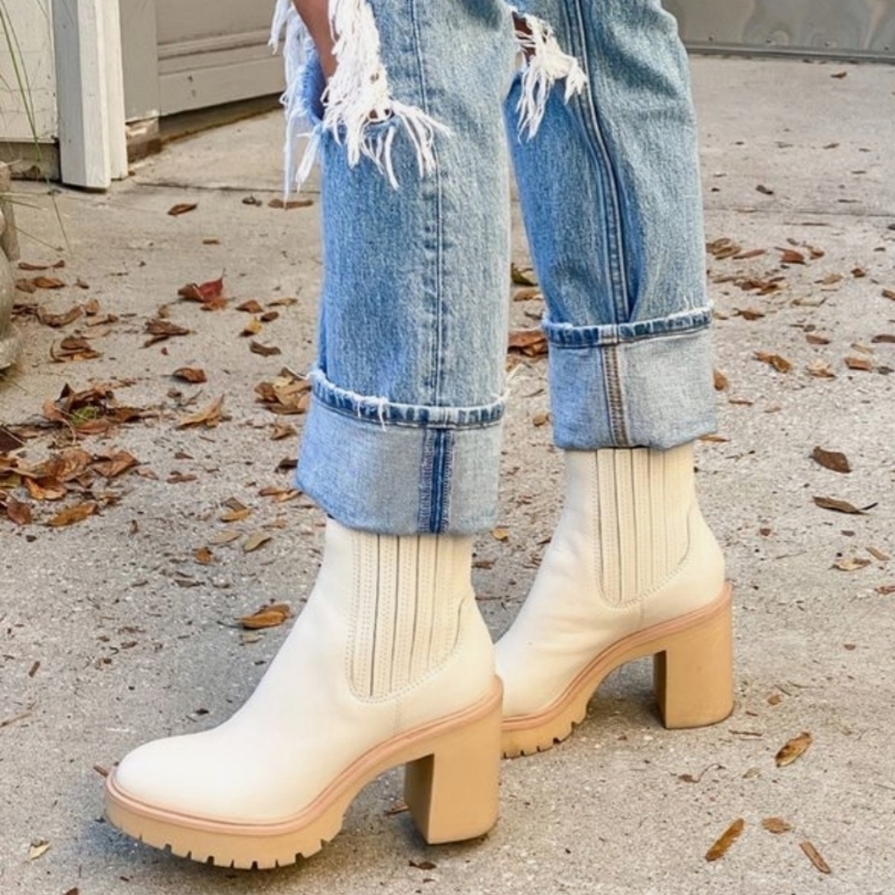 NWT DOLCE VITA Celia Booties Dune Suede size 8.5